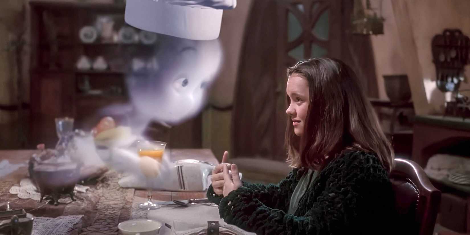 Casper flutua sobre uma mesa em cena do filme original