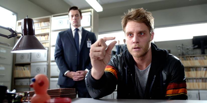 Brian Finch making a pinching motion with his fingers in Limitless