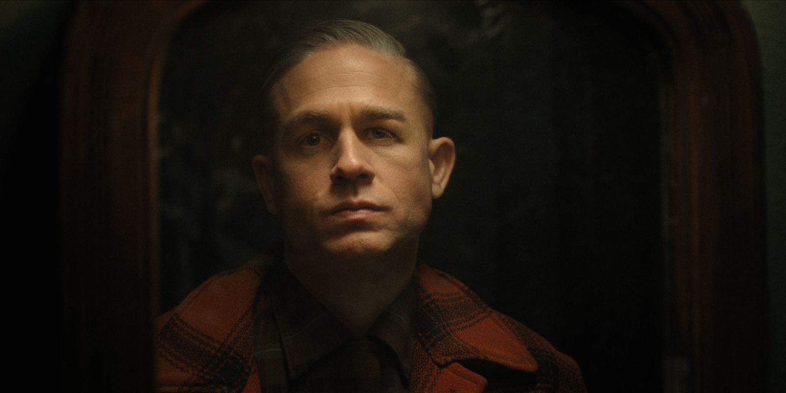 Charlie Hunnam como Ed Gein em cena de reflexão na série Monster