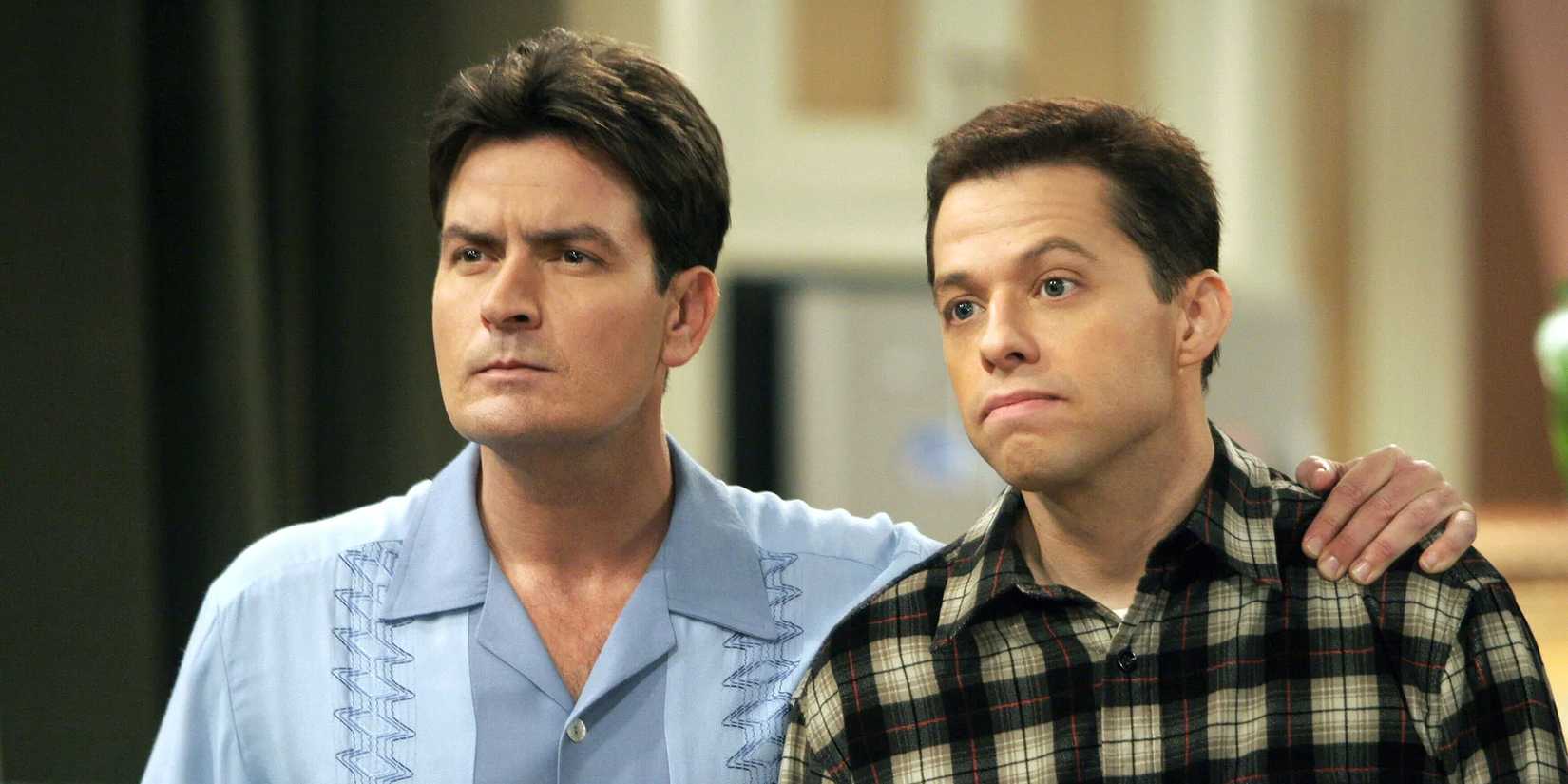 Charlie Sheen com o braço em volta de Jon Cryer em Two and a Half Men