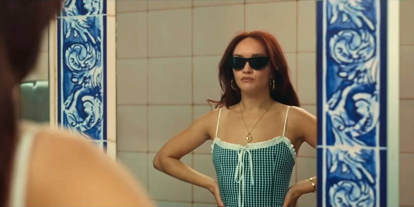 Cherry (Olivia Cooke) se olha no espelho usando óculos escuros e um vestido em The Girlfriend