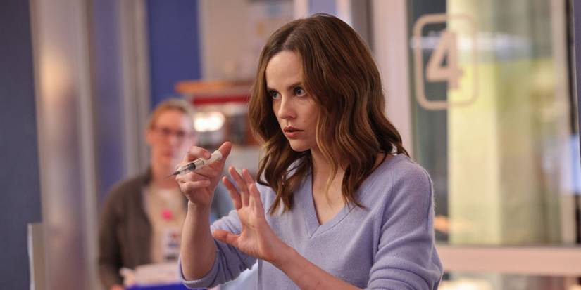 Sarah Ramos como Caitlin Lenox em Chicago Med
