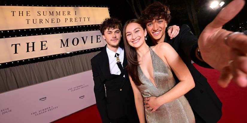 Christopher Briney, Lola Tung e Gavin Casalegno em evento de imprensa de The Summer I Turned Pretty.