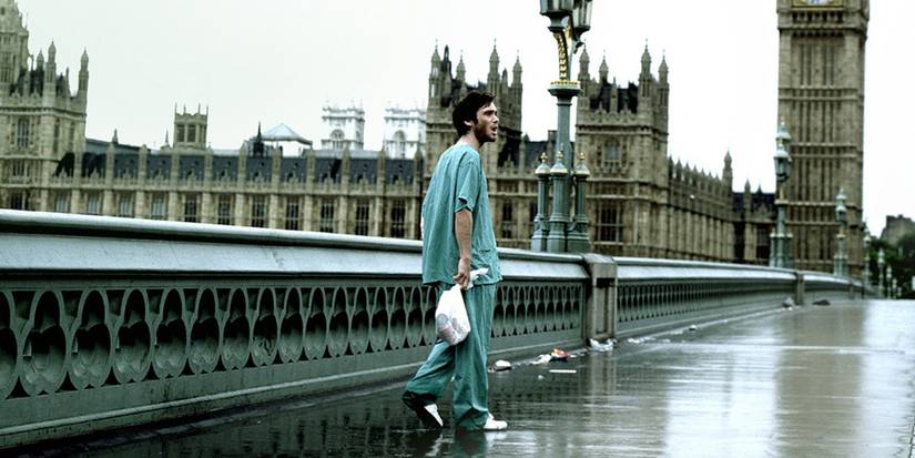 Cillian Murphy como Jim andando em uma ponte em Londres em Extermínio