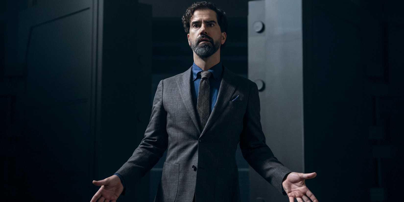 Cipher (Hamish Linklater) wearing a suit while conducting his class in Gen V season 2