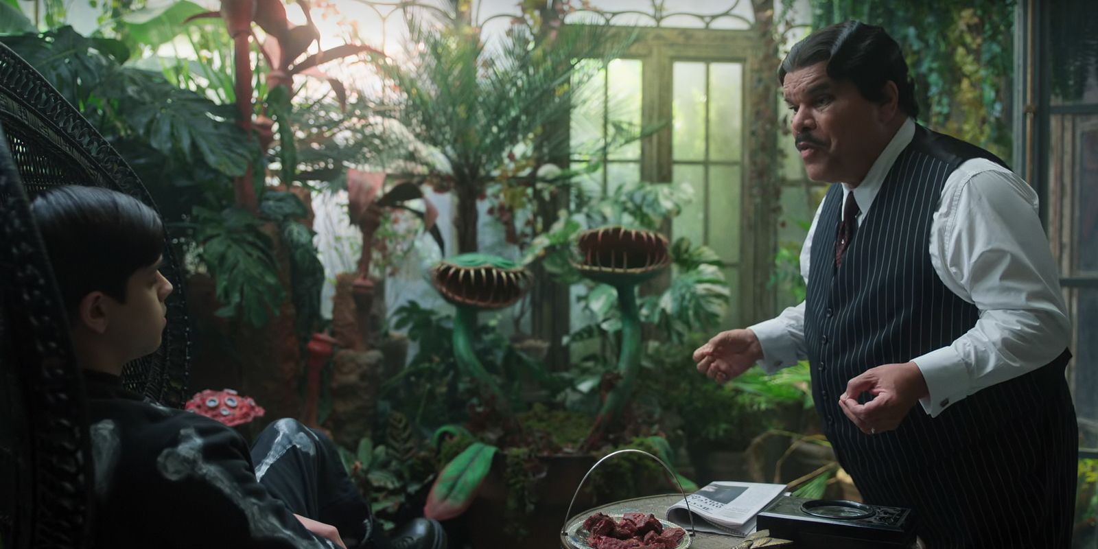 Cleopatra tra Pugsley e Gomez nella seconda stagione di Wednesday