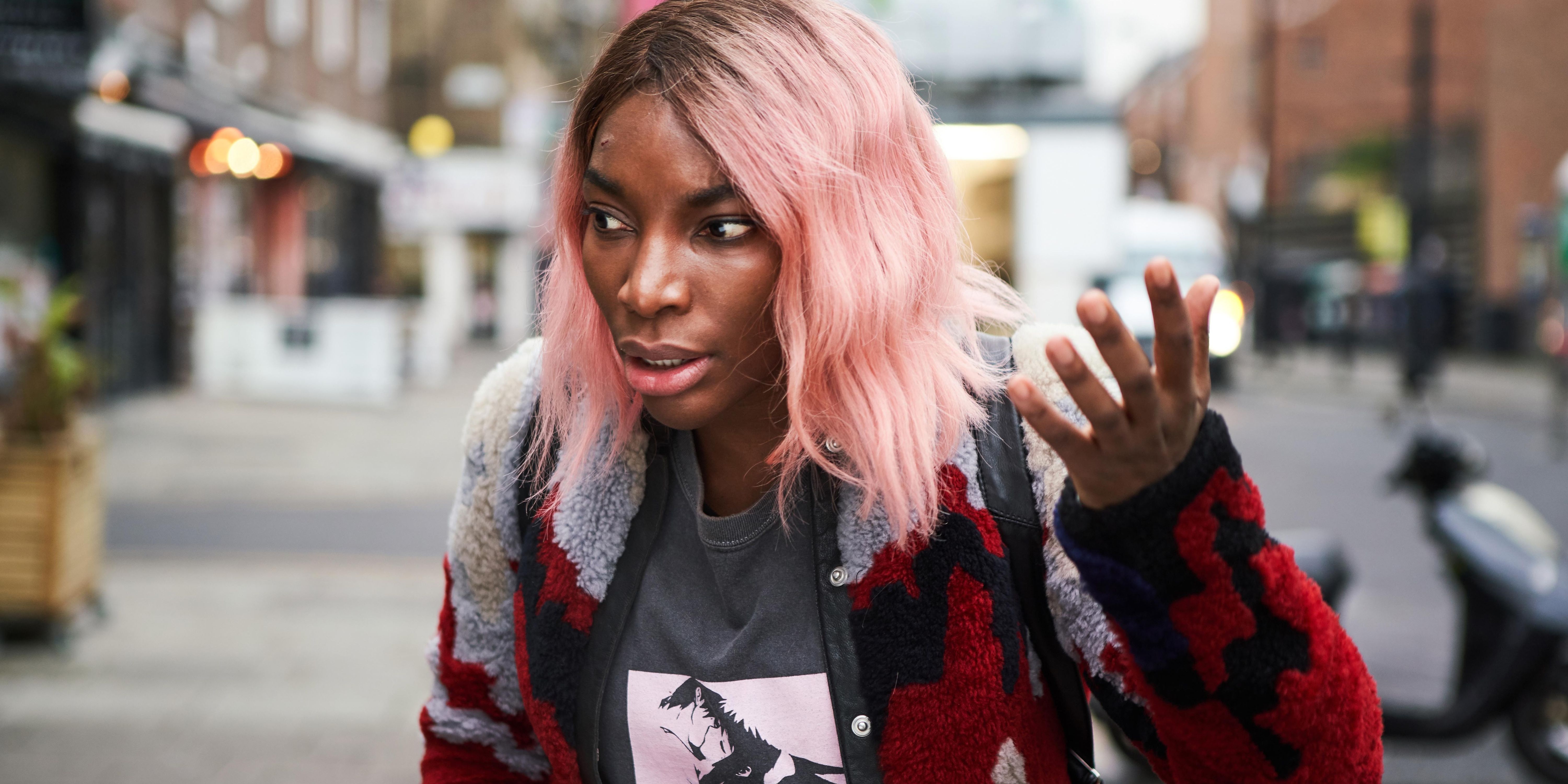 Michaela Coel preoccupata in I May Destroy You