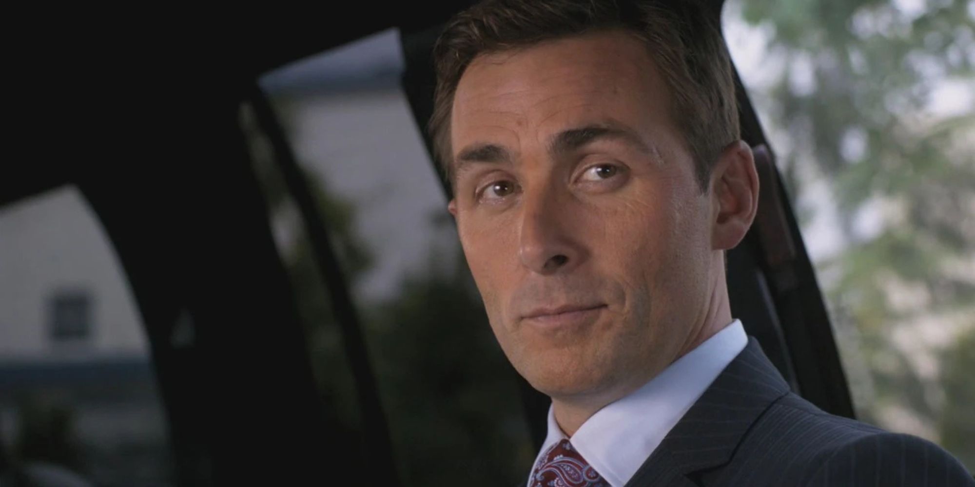 James Patrick Stuart nei panni di Dick Roman