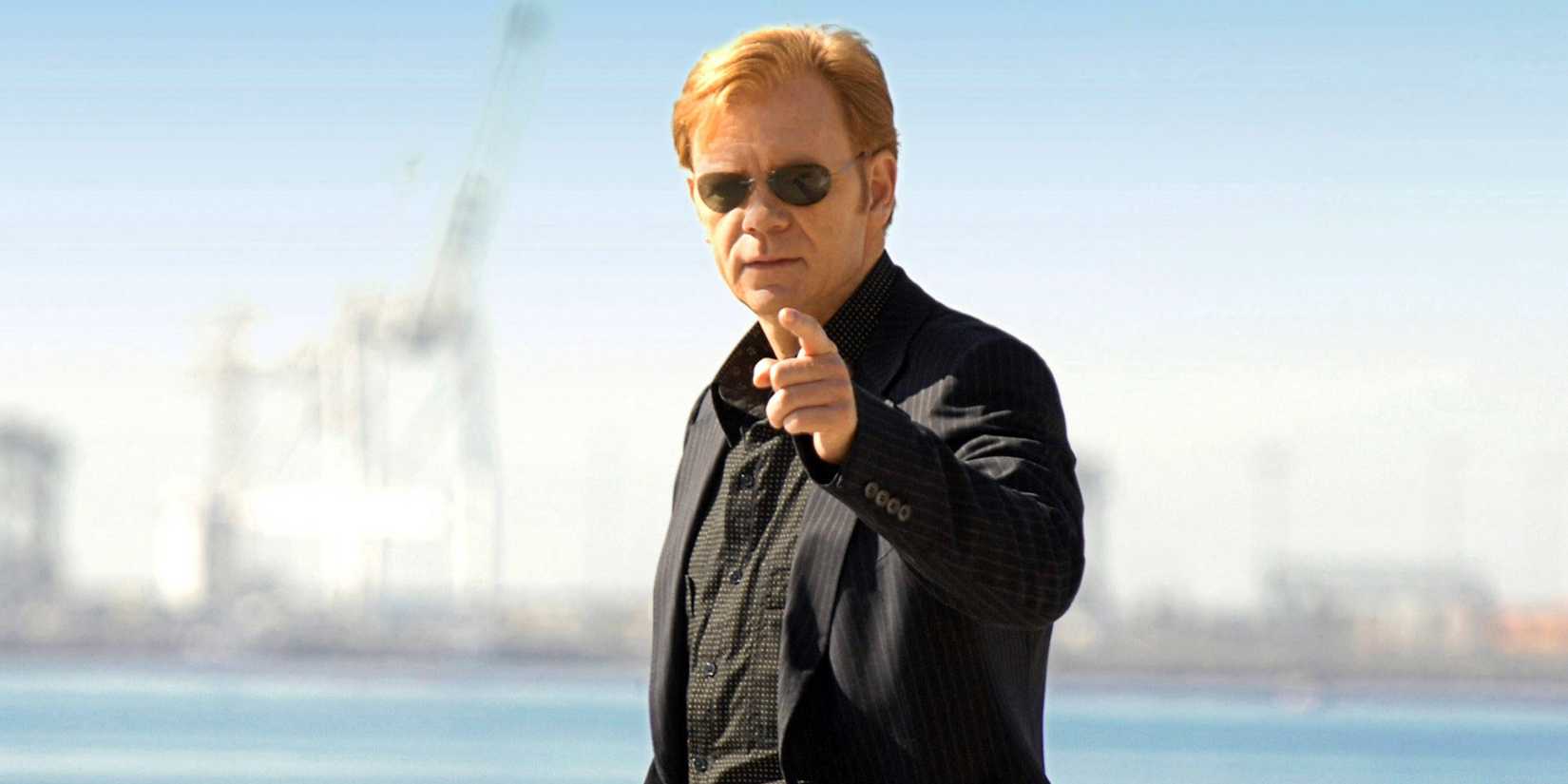 Horatio Caine (David Caruso) pointing ahead of him in CSI: Miami