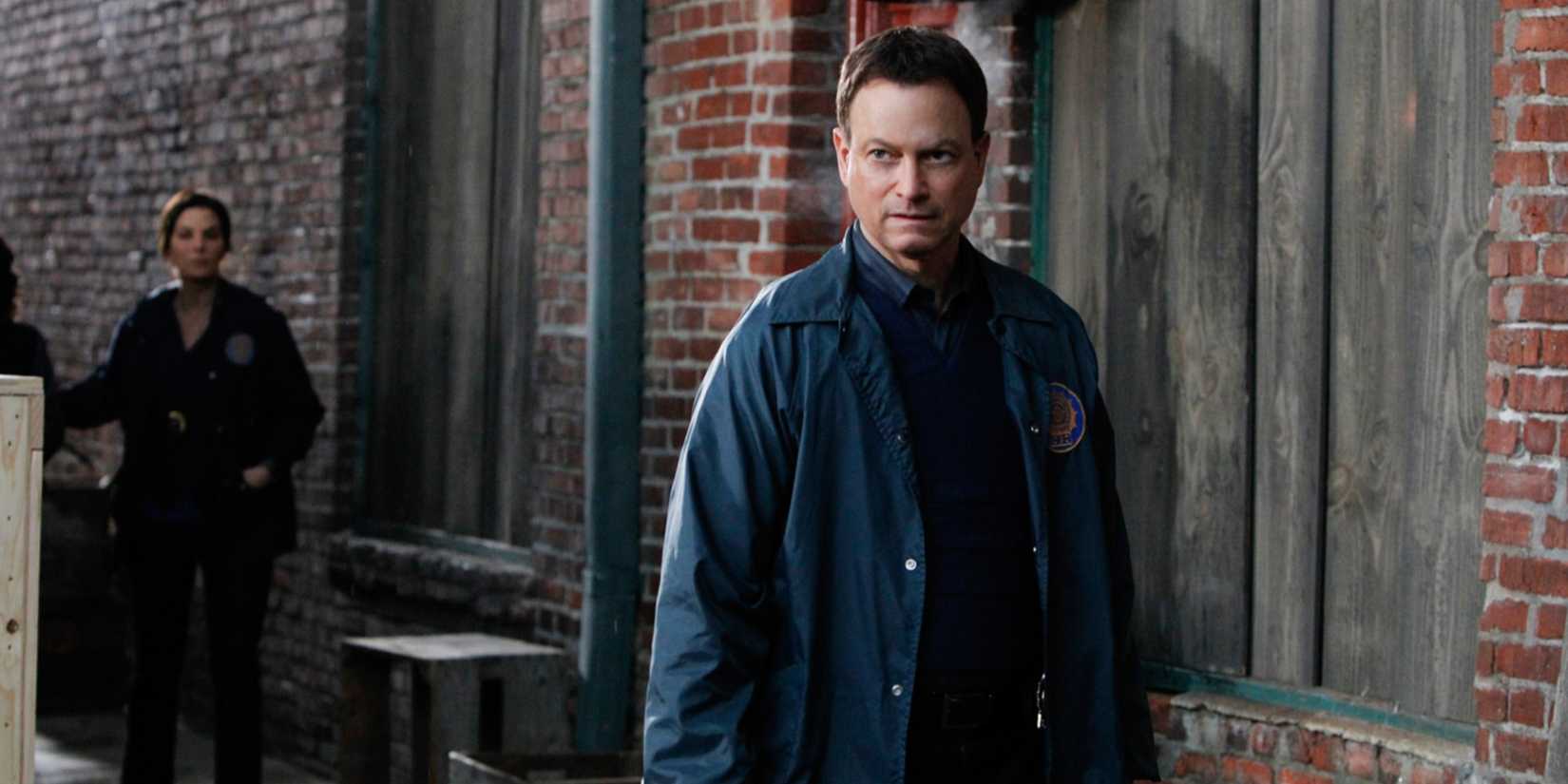Mac Taylor (Gary Sinise) walking in an alley in CSI: New York
