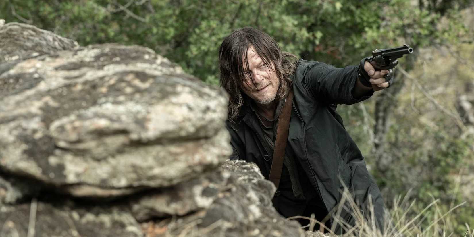 Daryl Dixon escondido enquanto mira com sua arma
