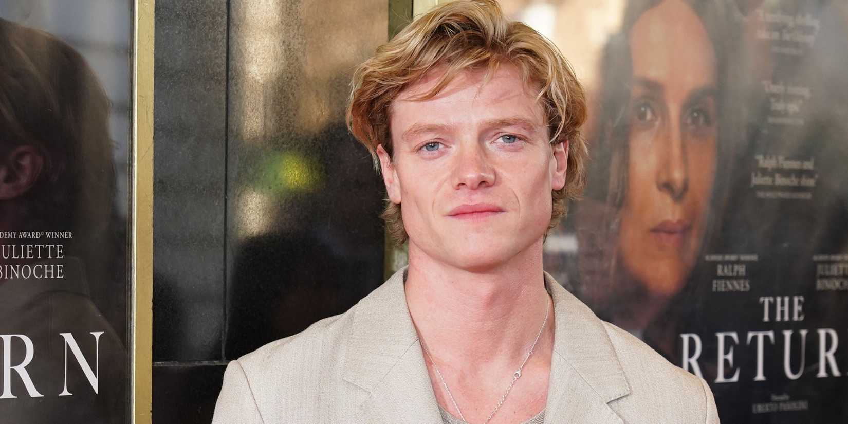 Tom Rhys Harries em uma pré-estreia do filme The Return