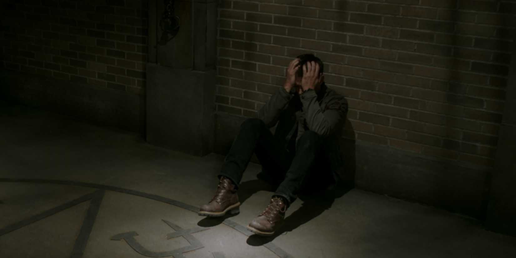 Dean Winchester chorando em Supernatural no episódio Despair.