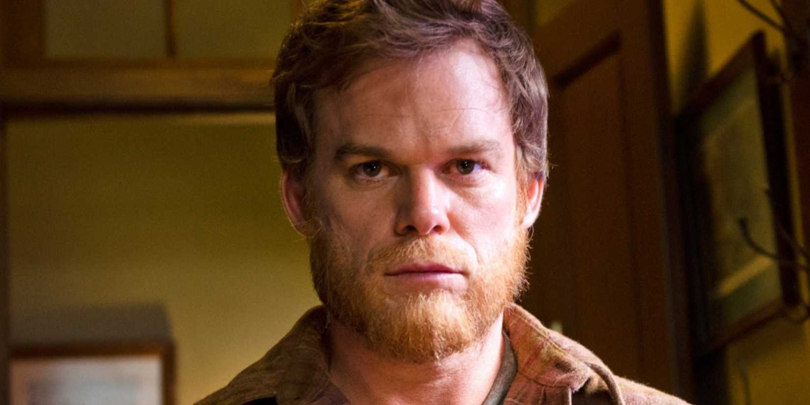 Dexter como lenhador com barba longa no final de Dexter.