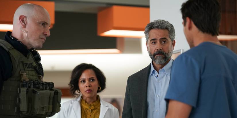 Amirah Vann como Gina Walker e Omar Metwally como Michael Hamda com a polícia na estréia da segunda temporada do Doc