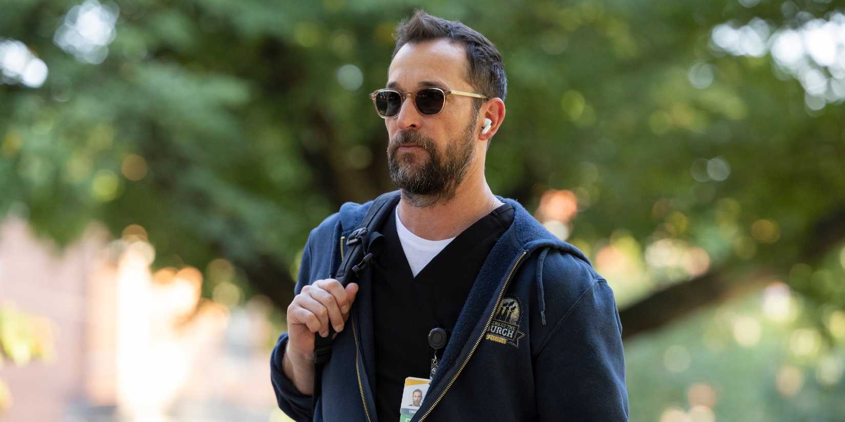 Dr Robby walks into the hospital in The Pitt