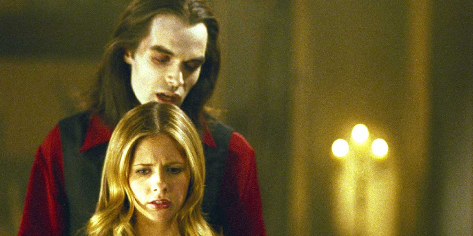 Drácula atrás de uma Buffy assustada em Buffy the Vampire Slayer