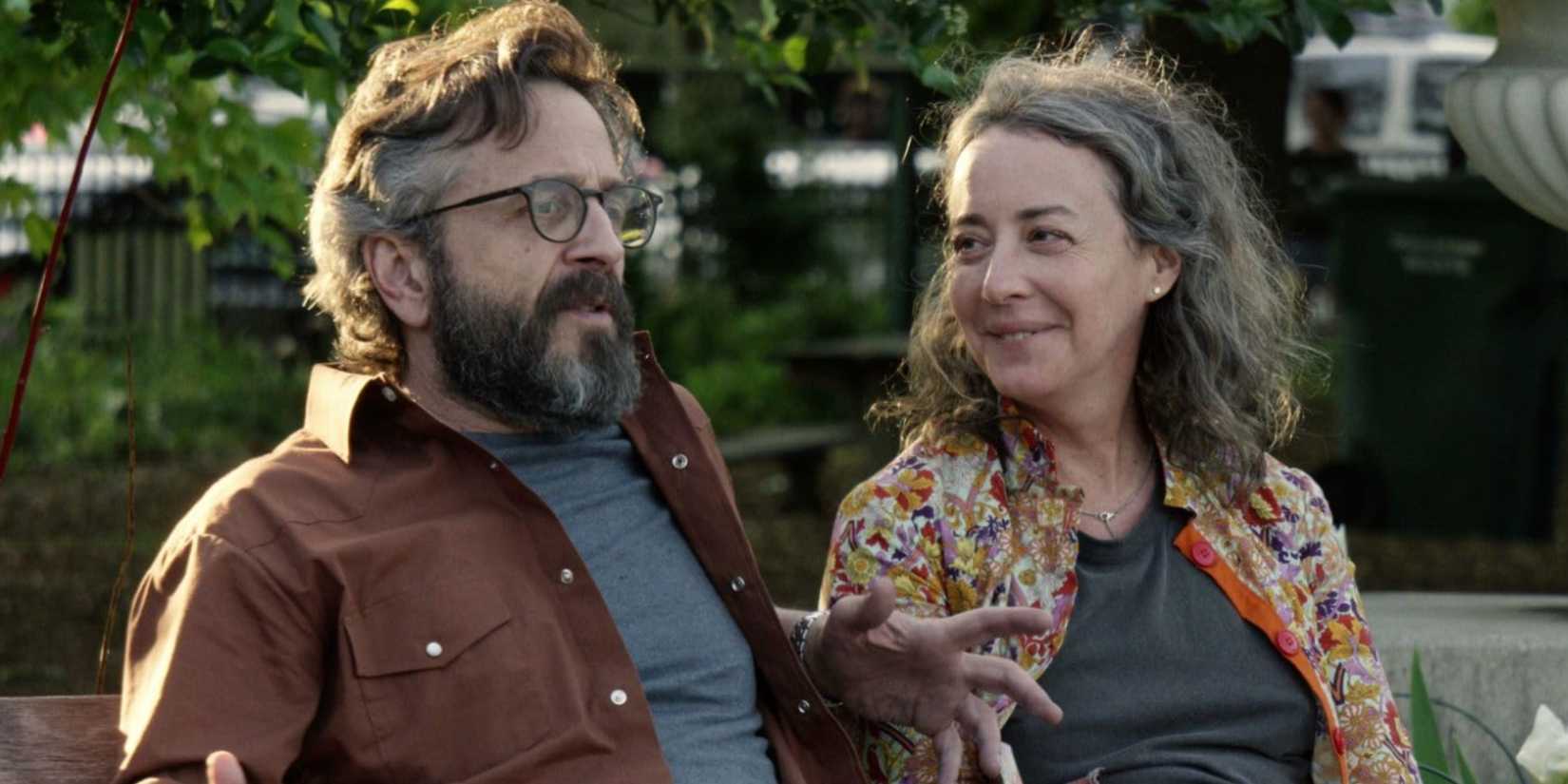 Jacob (Marc Maron) e Annabelle (Jane Adams) conversando em Easy