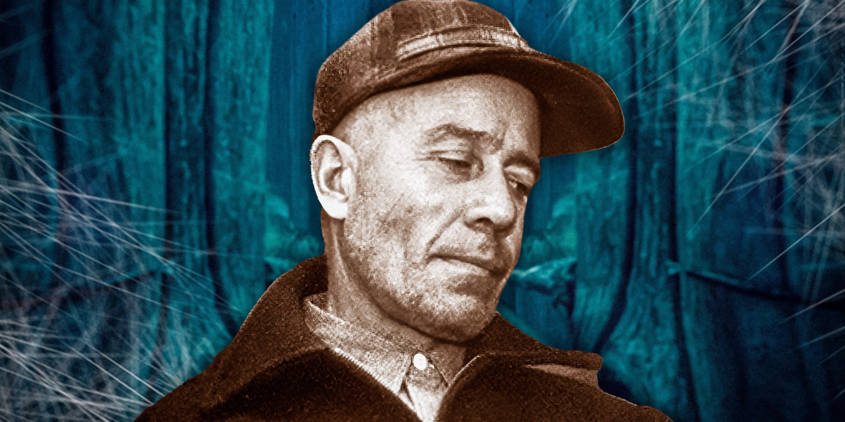 Ed Gein em frente a uma floresta, cena da série 'Monster: The Ed Gein Story'.