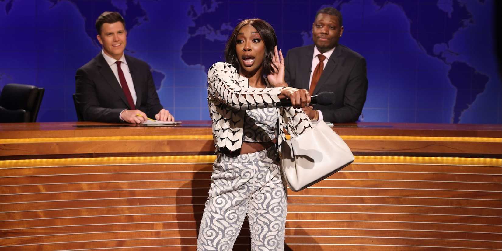Ego Nwodim aponta um microfone na atualização do fim de semana da platéia no Saturday Night Live