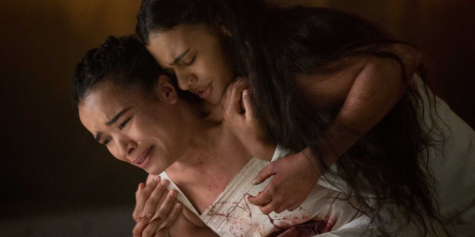 Egwene al'Vere abraçando Nynaeve al'Meara em The Wheel of Time