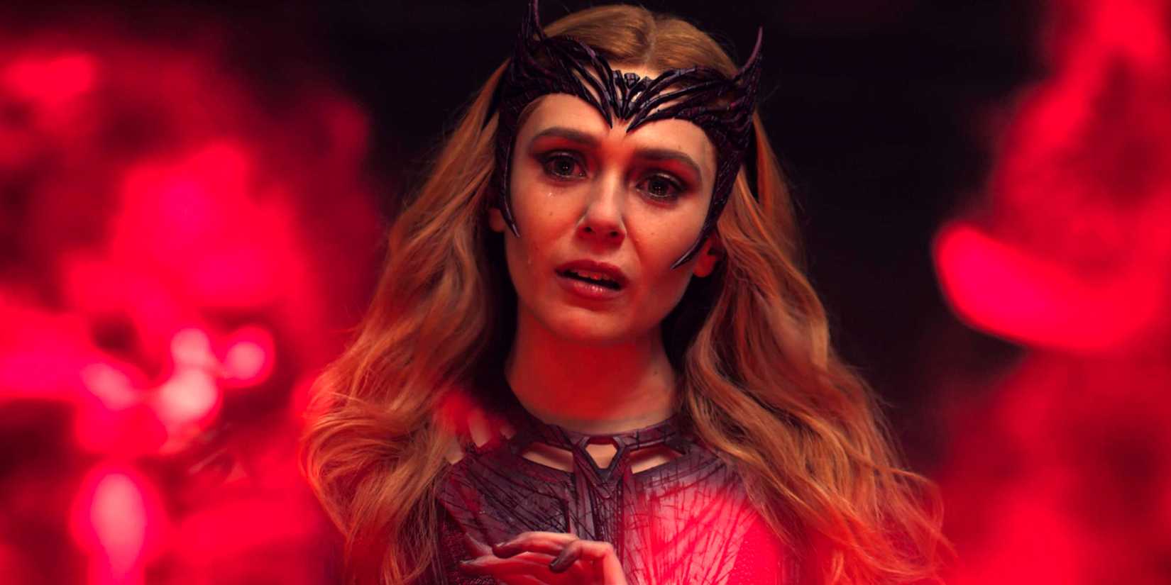 Elizabeth Olsen como Wanda: Feiticeira Escarlate olhando triste para orbes de universos alternativos em Doutor Estranho no Multiverso da Loucura