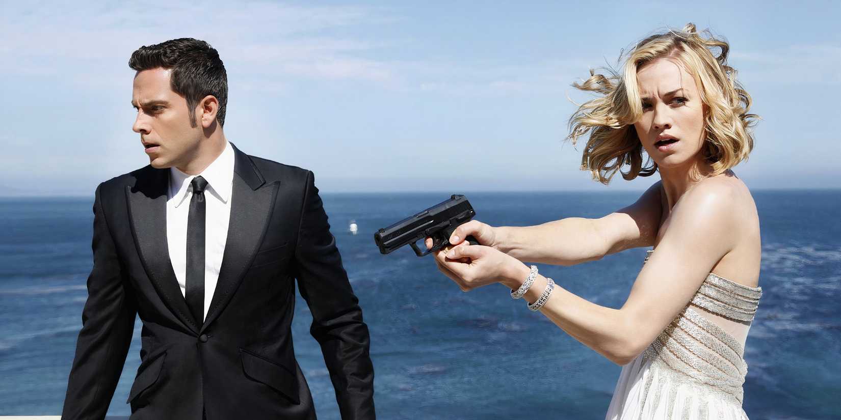 Ellie raising a handgun in Chuck season 5