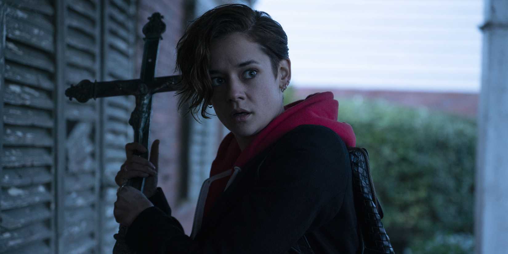 Emma scared and holding a big cross in Marianne