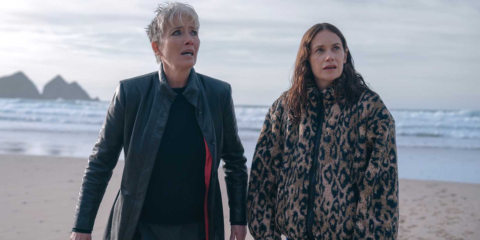 Emma Thompson e Ruth Wilson em cena de Down Cemetery Road