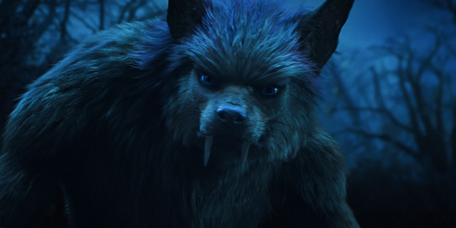 Enid Sinclair em sua forma de lobo alfa em Wandinha.