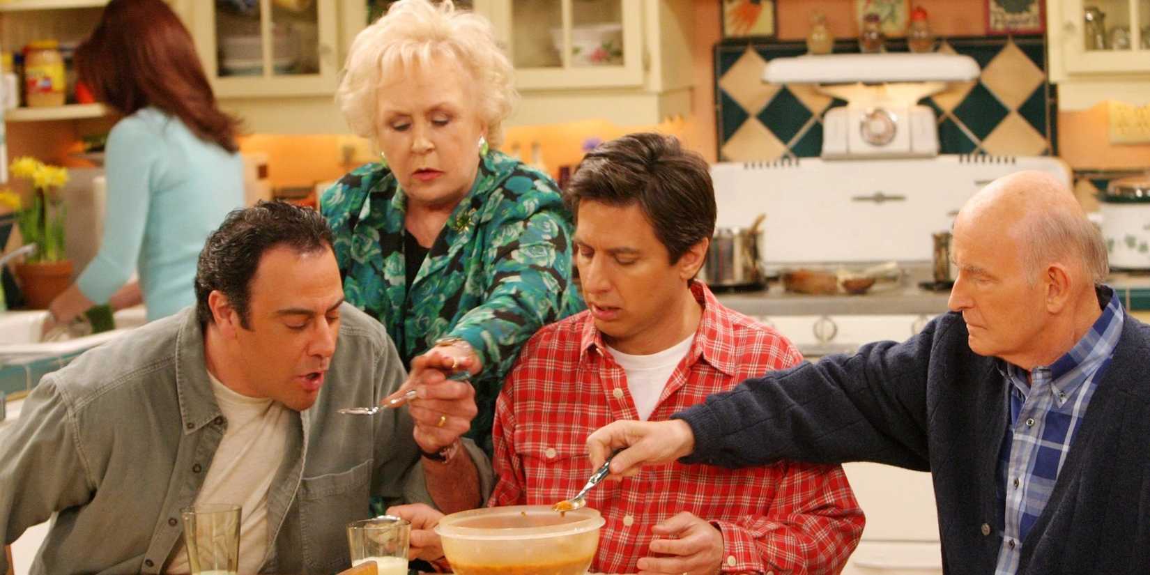 A família Barone sentada à mesa da cozinha em Everybody Loves Raymond