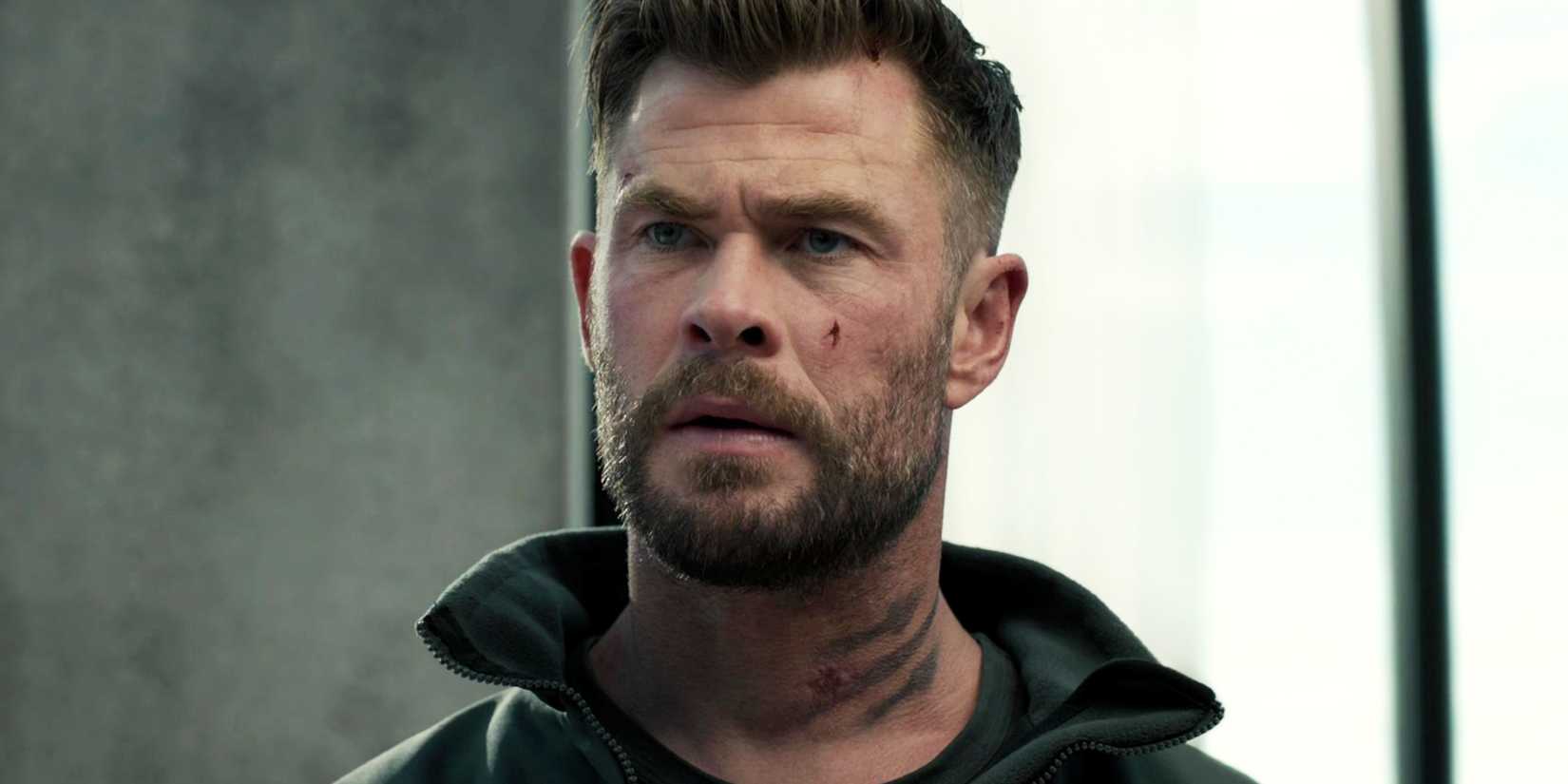 Крис Хэмсворт в серьезном образе как Тайлер Рек в фильме "Extraction 2"