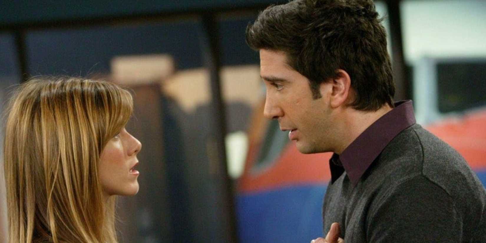 Rachel e Ross conversando em Friends