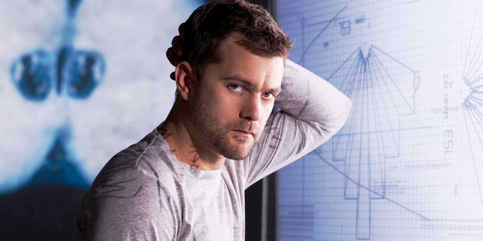 Joshua Jackson as Peter Bishop holding his head in front of a chart in Fringe