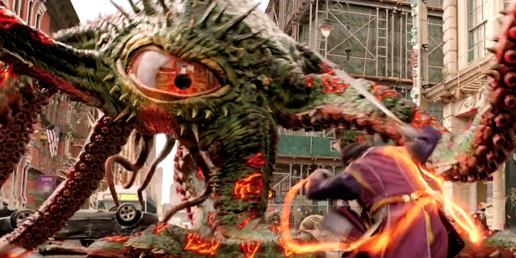 Гаргантос, также известный как Шума-Горат, атакует Вонга в фильме "Доктор Стрэндж: В мультивселенной безумия"