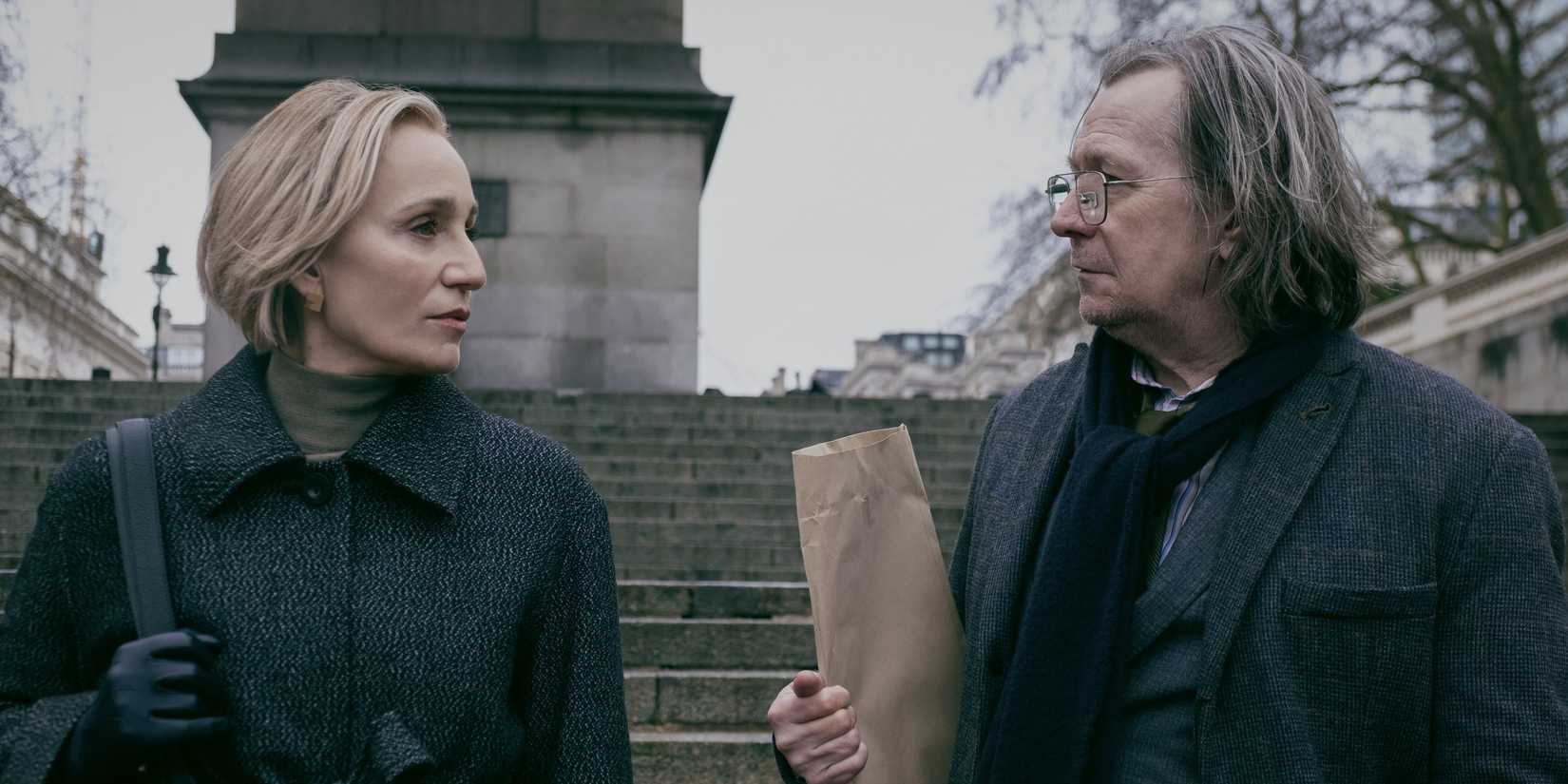 Gary Oldman e Kristin Scott Thomas em Slow Horses
