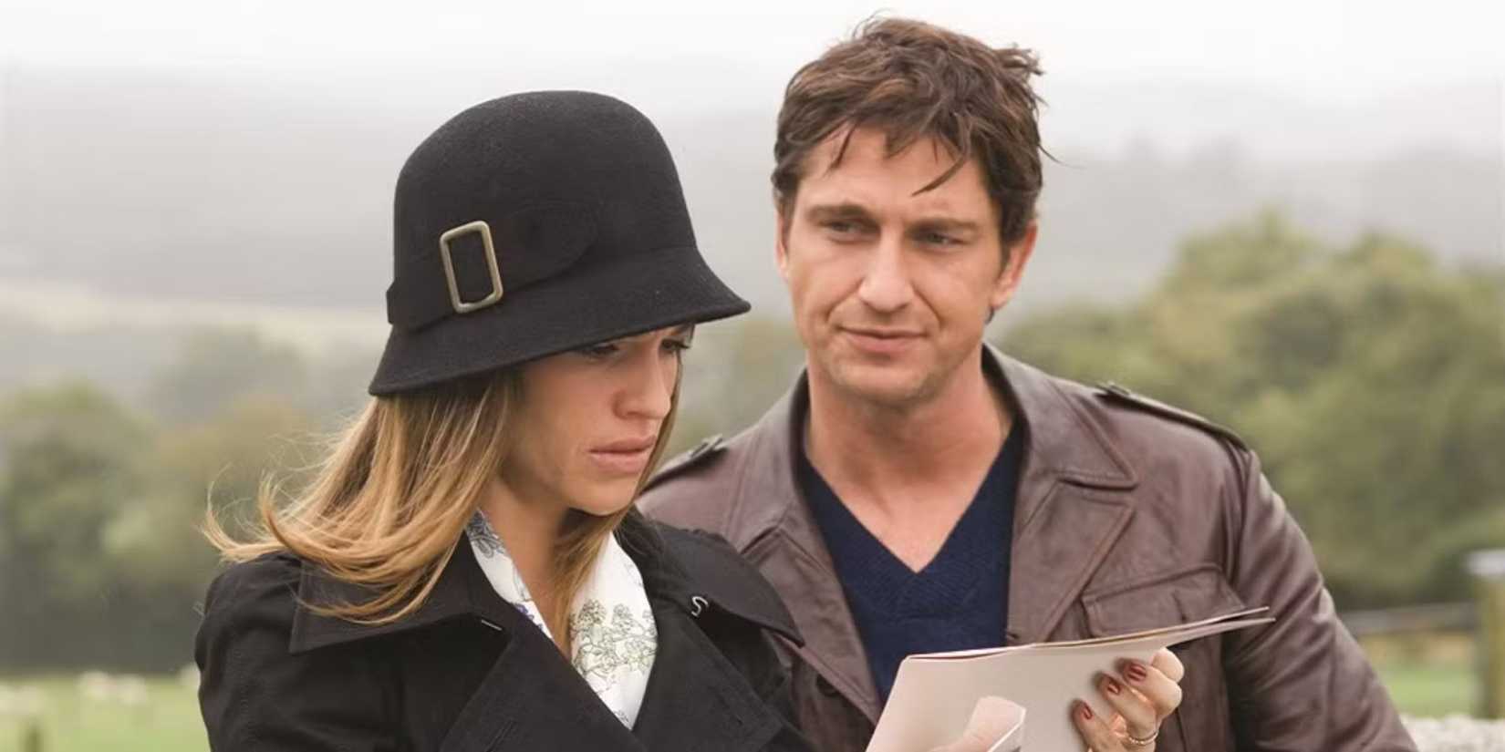 Gerard Butler as Gerry looks at Hilary Swank as Holly who reads a letter in PS I Love You