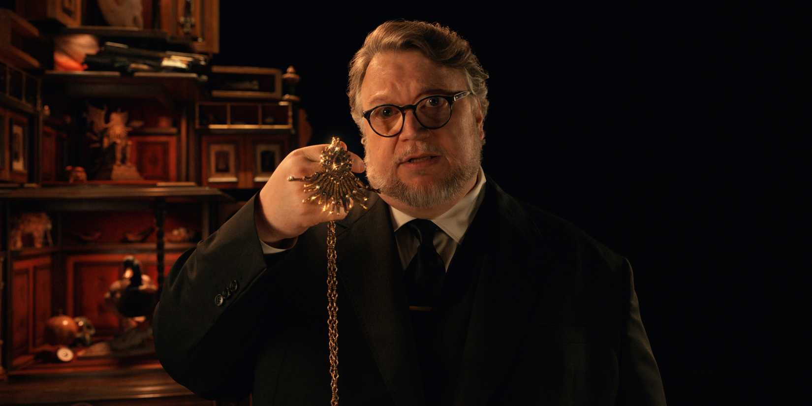 Guillermo del Toro apresentando um colar em Cabinet of Curiosities