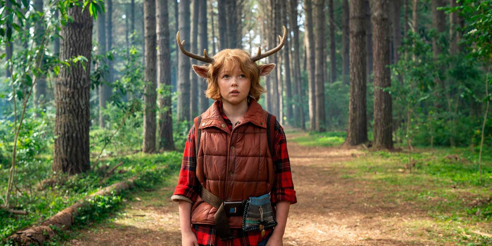 Гус стоит в густом лесу в "Sweet Tooth"