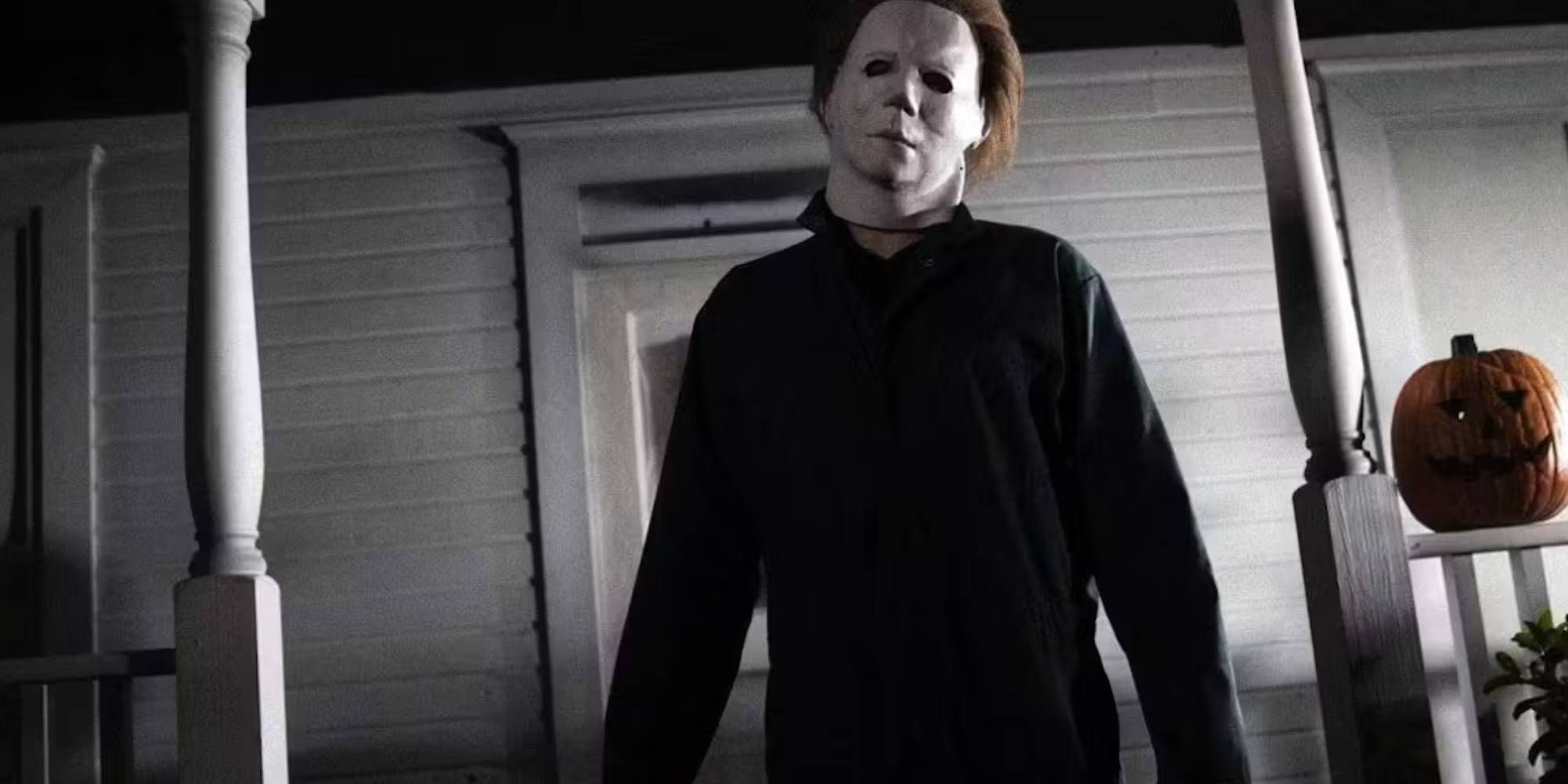 Michael Myers observando em Halloween.