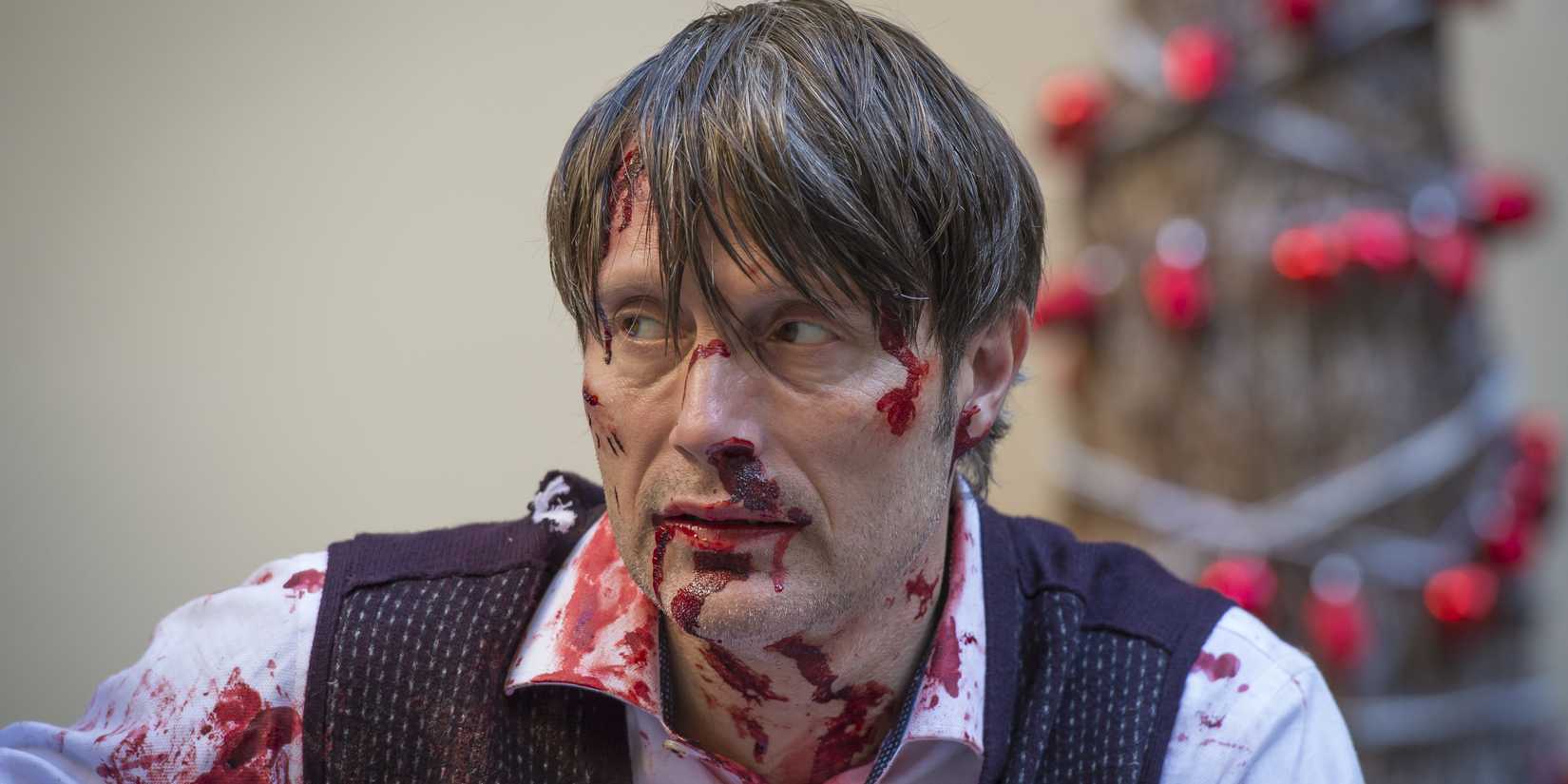 Hannibal (Mads Mikkelsen) with his face bloodied in Hannibal