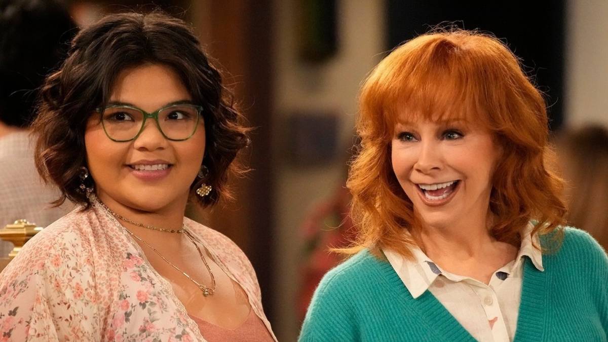 Happy's Place Stars Belissa Escobedo & Reba McEntire Smiling Together At Bar