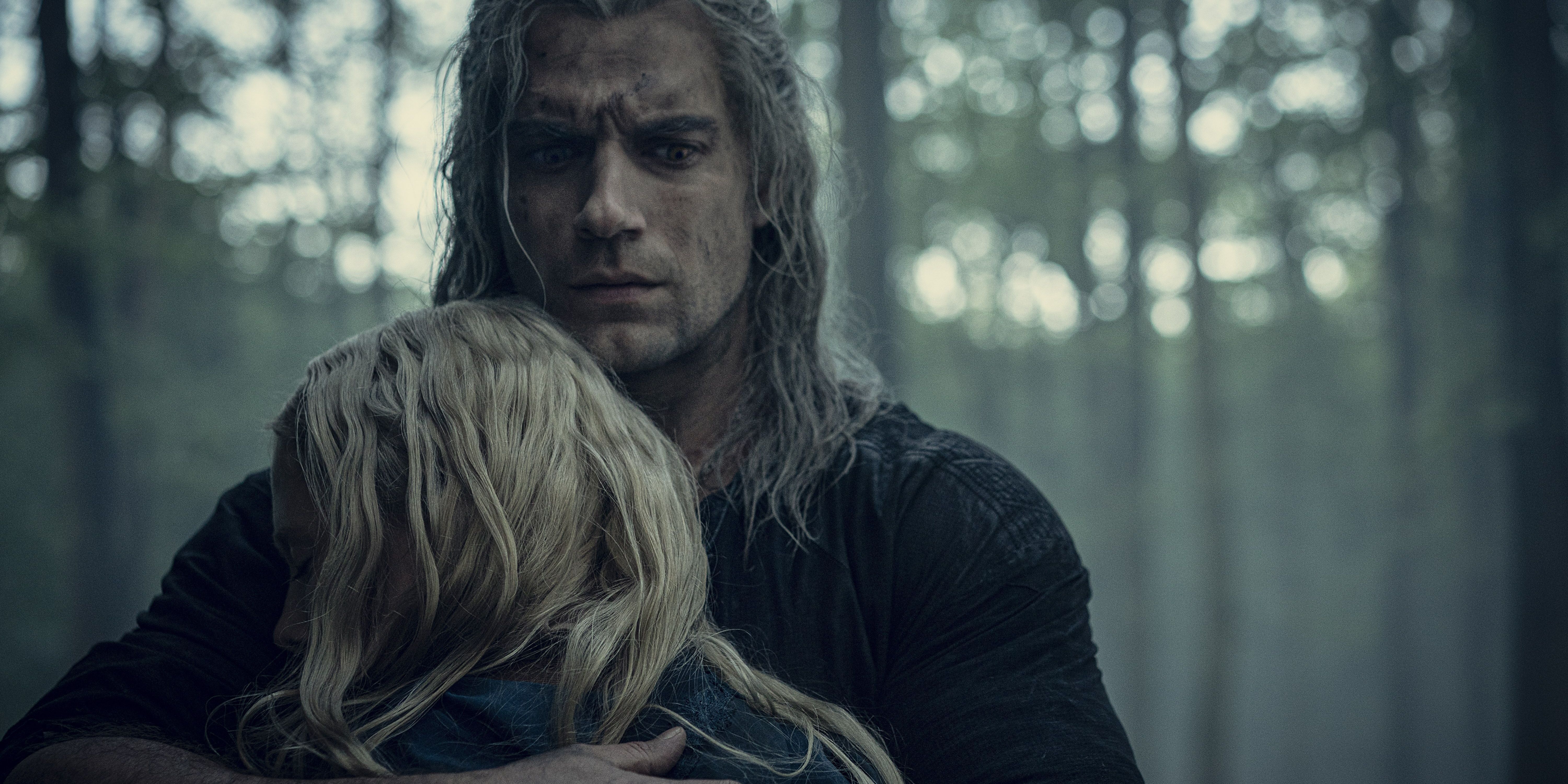 Henry Cavill como Geralt abraça Freya Allan como Ciri em The Witcher