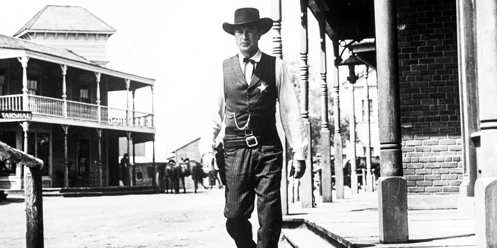 Gary Cooper caminha pela rua em High Noon