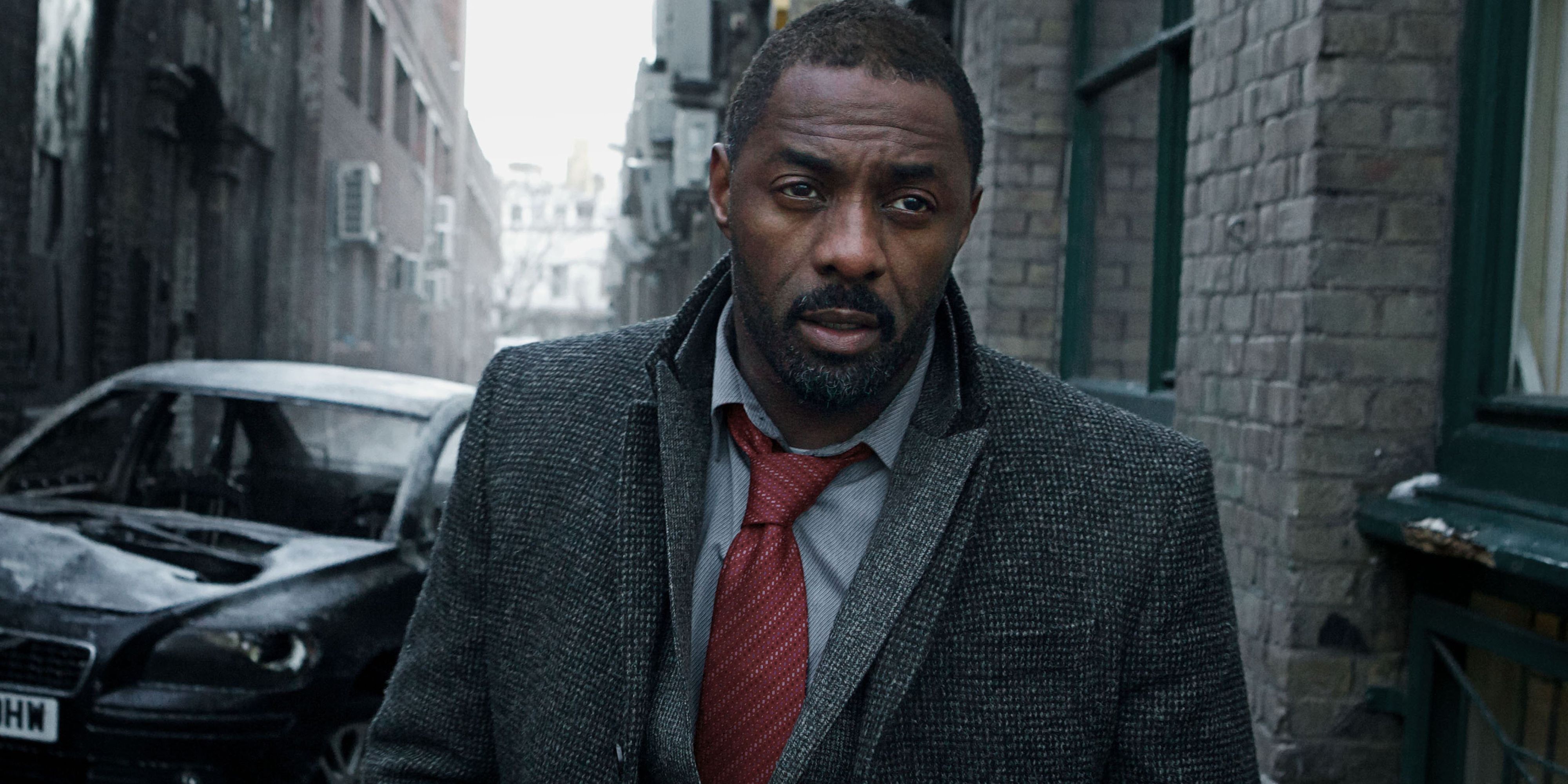 Idris Elba nei panni di Luther in una scena della serie