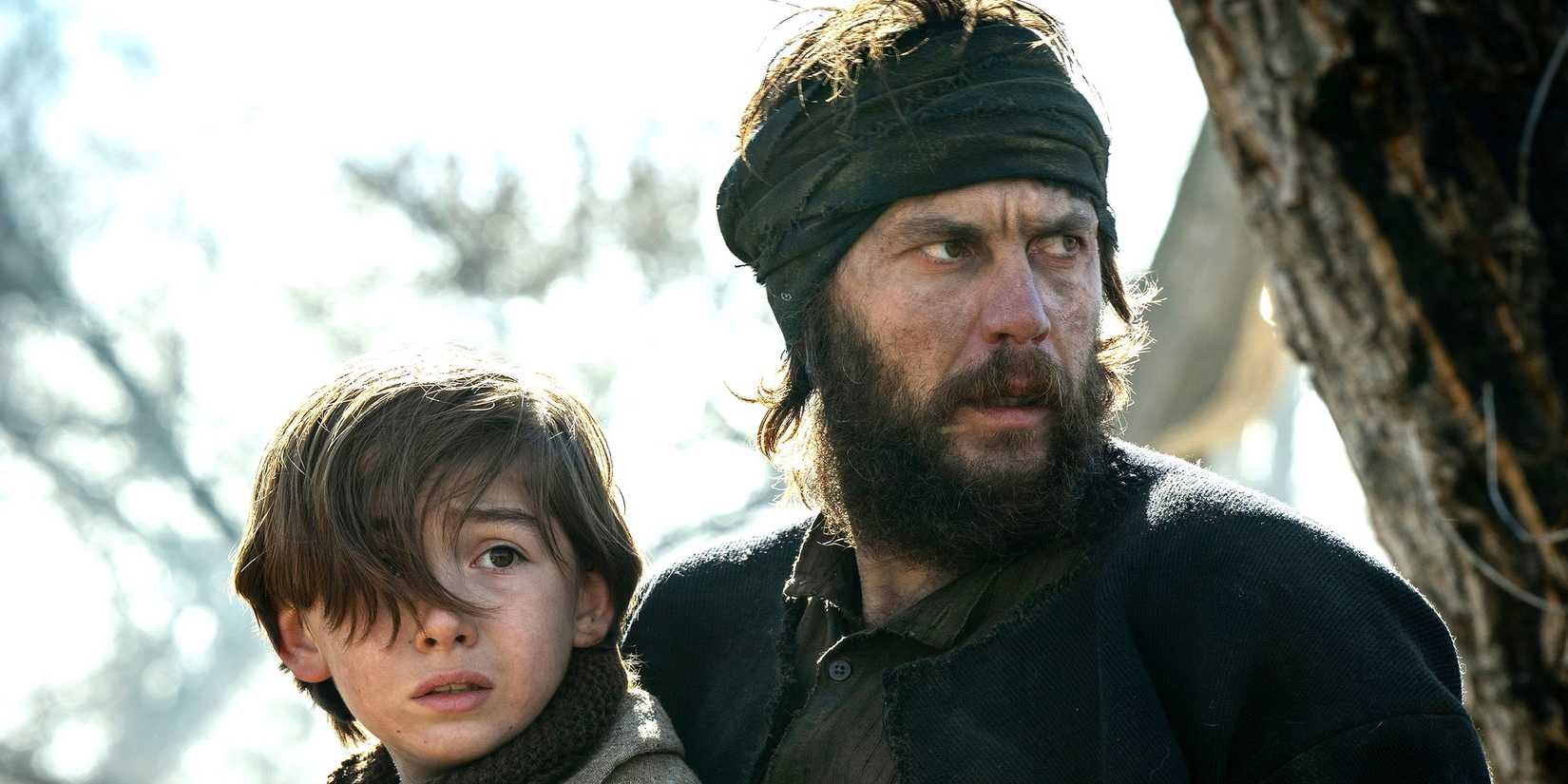 Devin (Preston Mota) e Isaac (Taylor Kitsch) em American Primeval