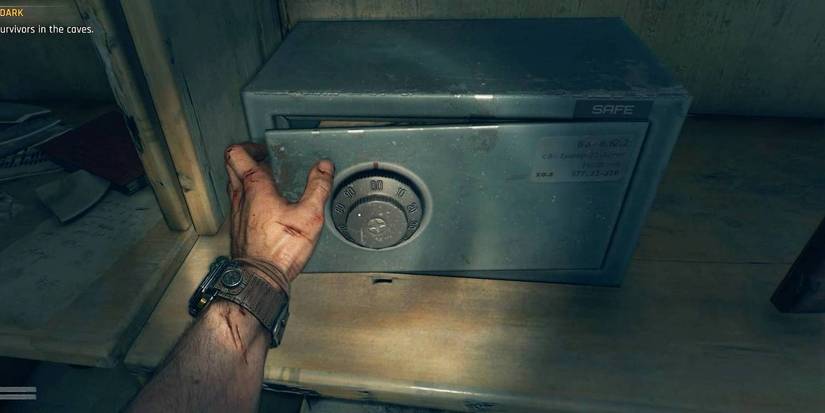 Personagem principal abrindo um cofre para obter suas recompensas