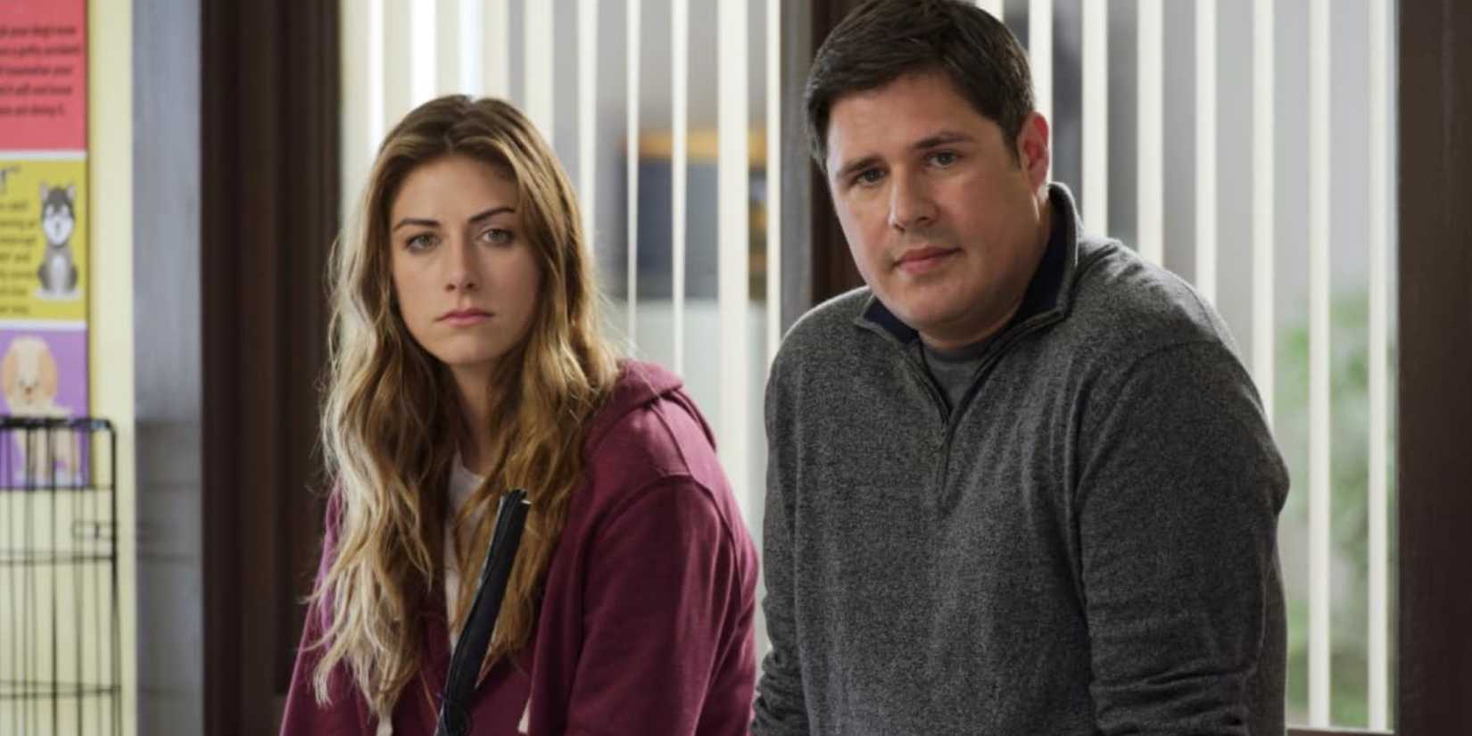 Murphy (Perry Mattfeld) e Dean (Rich Sommer) sentados juntos em In The Dark.