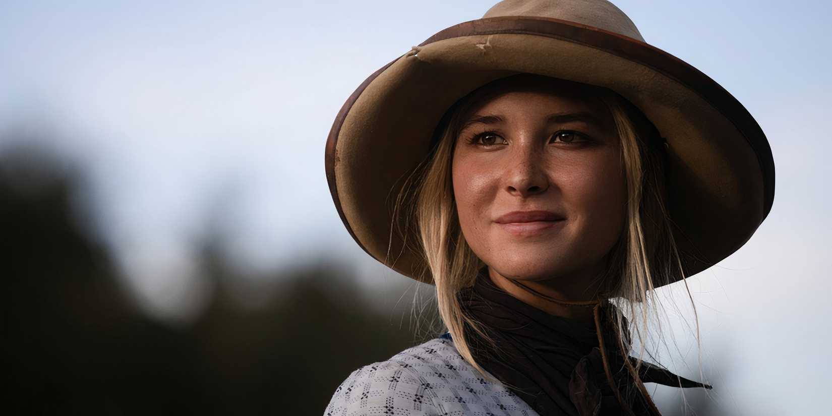 Isabel May como Elsa Dutton sorrindo em 1883.