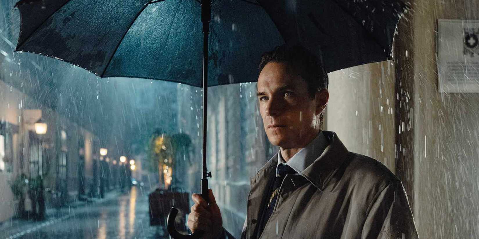 James Darcy as Henry under an umbrella in the rain in NCIS: Tony & Ziva